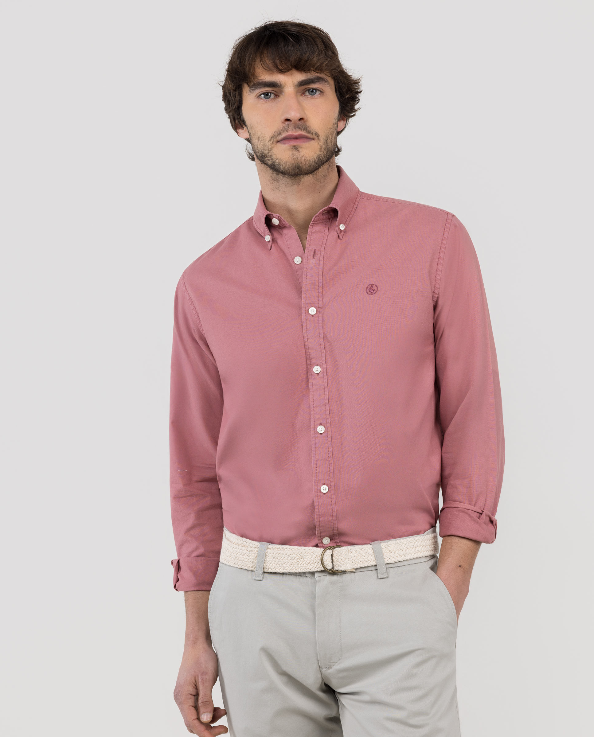 Camisa rosa de algodão tingida em peça com botões.