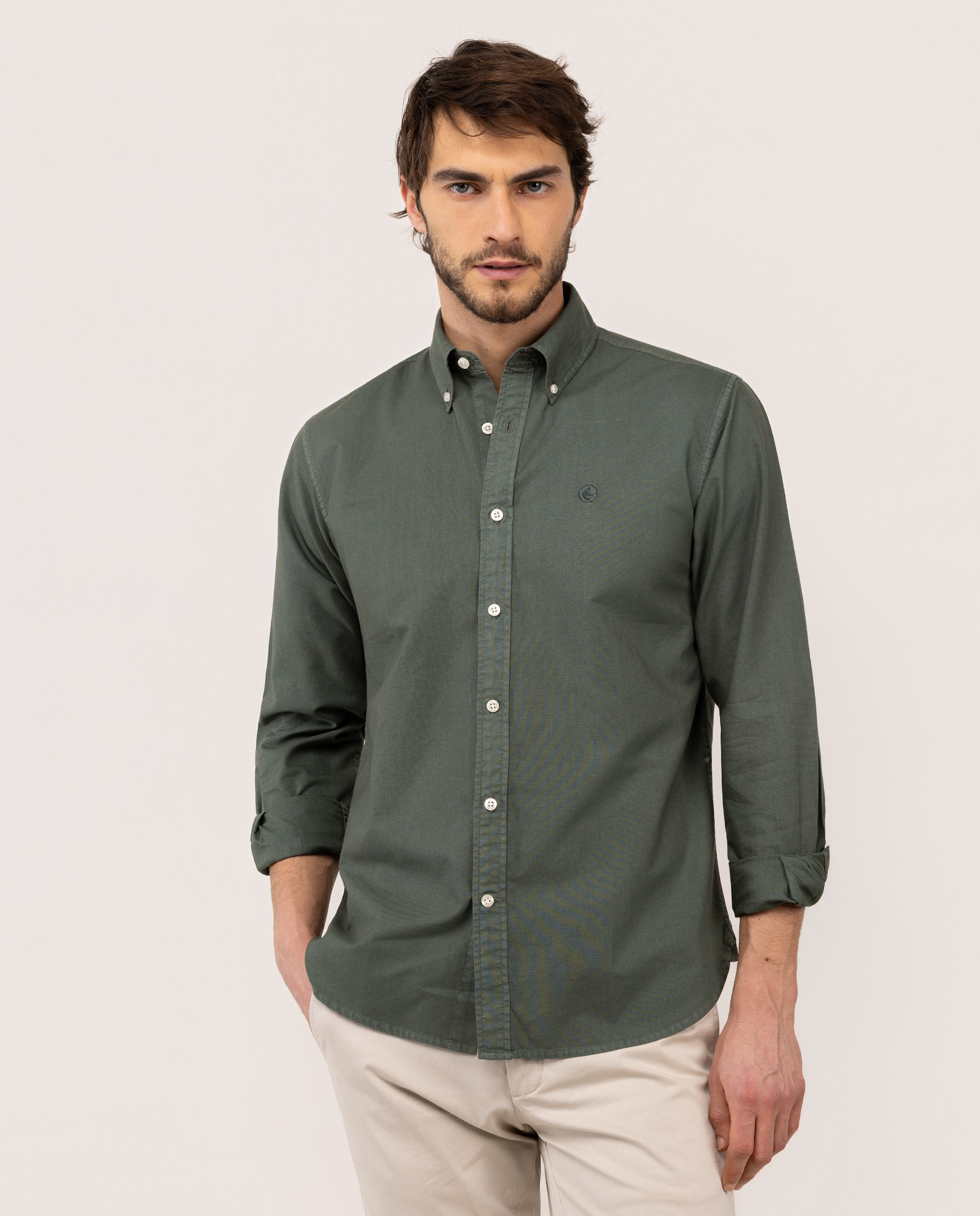 Camisa verde-escura de algodão tingida em peça com botões.