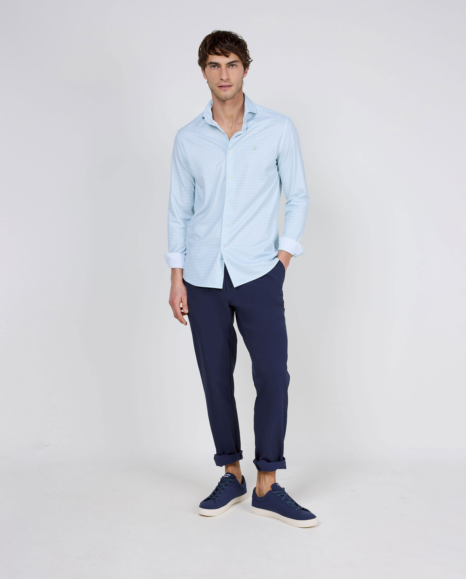 Camisa sépia com estampa xadrez verde.