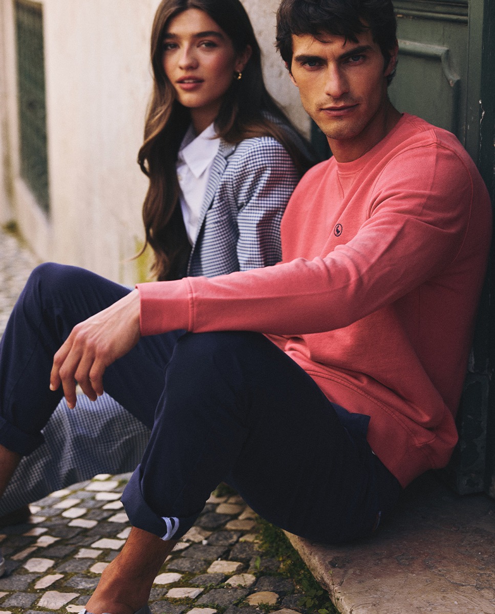 Moletom com gola redonda tingido de vermelho