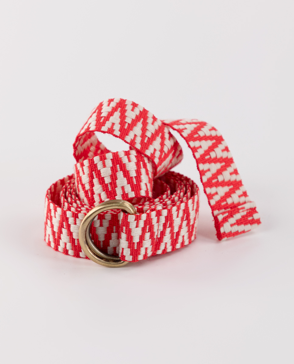 Cinto com fivela trançada em ziguezague vermelho