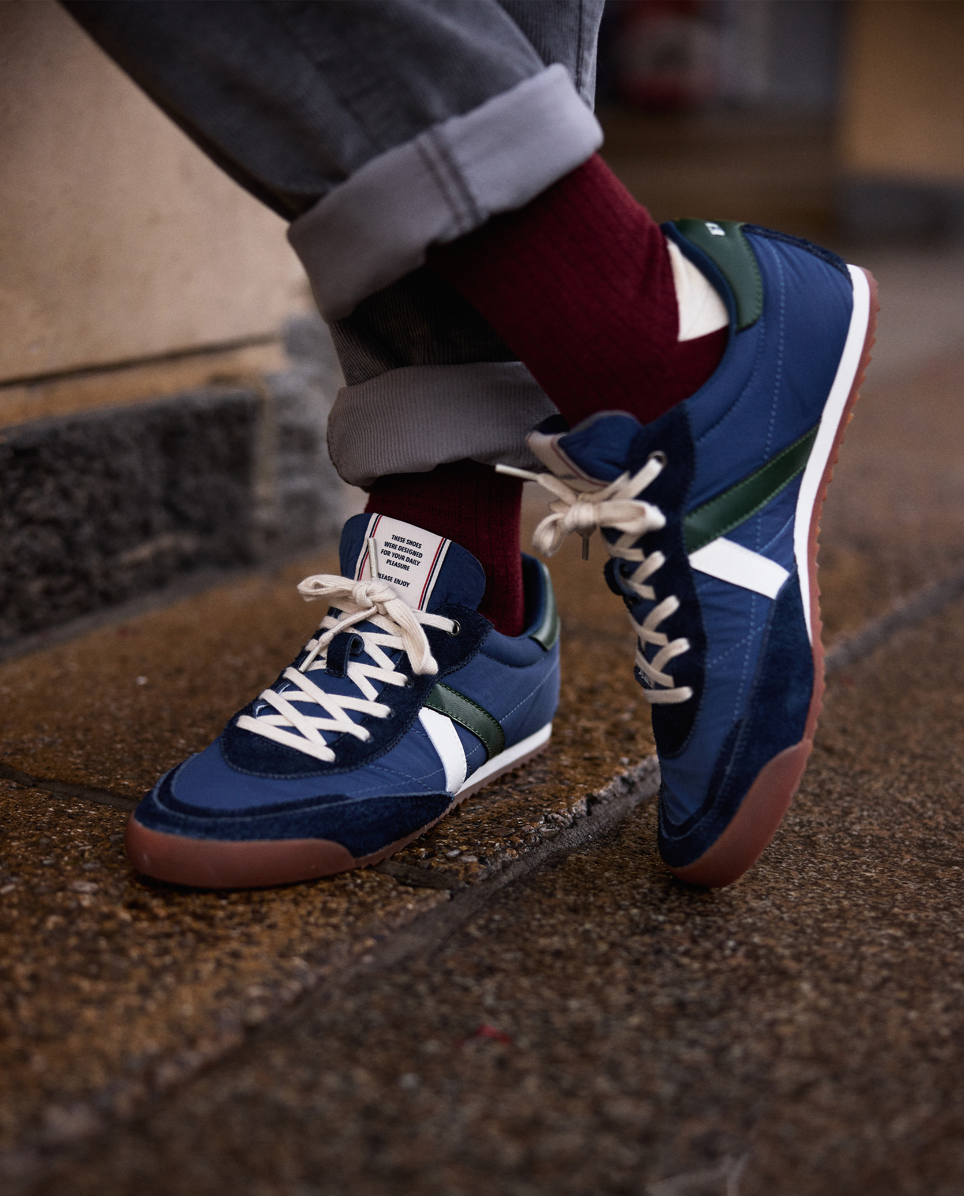 Tênis de nylon azul marinho dos anos 60